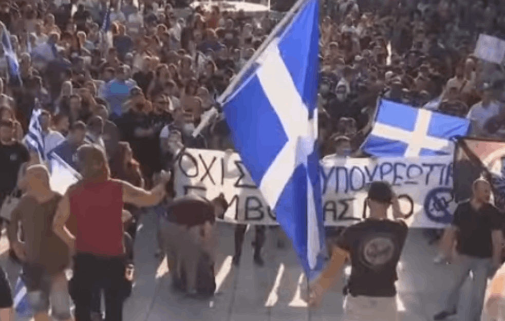 SUZAVCEM I VODENIM <span style='color:red;'><b>TOPOVI</b></span>MA NA DEMONSTRANTE U ATINI: Grci neće obaveznu vakcinaciju! 